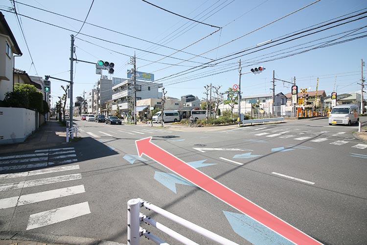 昭島方面へ直進します