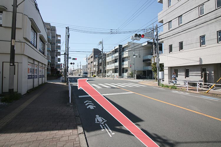 しばらく直進します