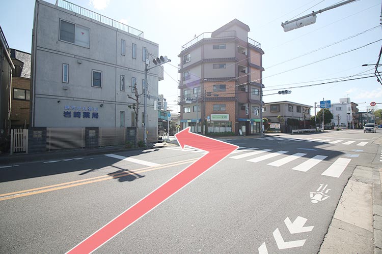 岩崎薬局様を目印に左折します