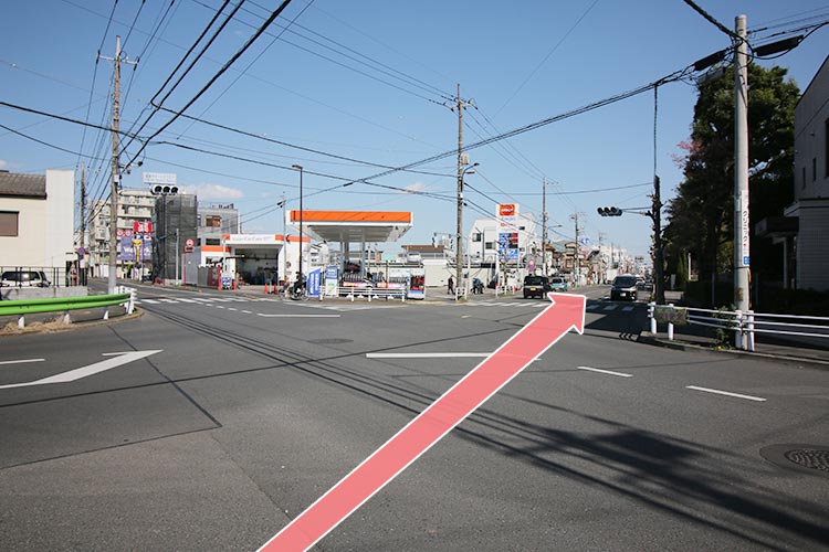 産業サポートスクエアの交差点をJR立川駅方面へ直進します