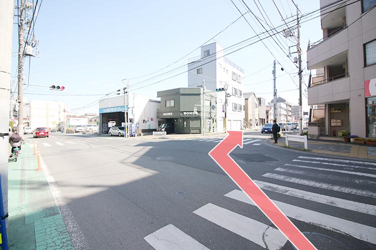 交番を通り過ぎてすぐの交差点を右折します